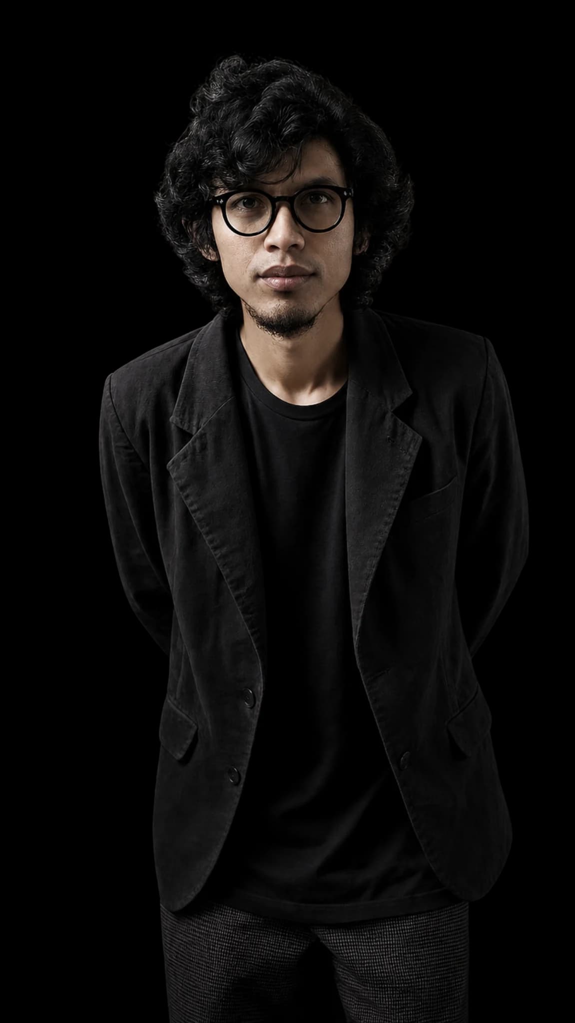 Gitaris NEVA berambut keriting
