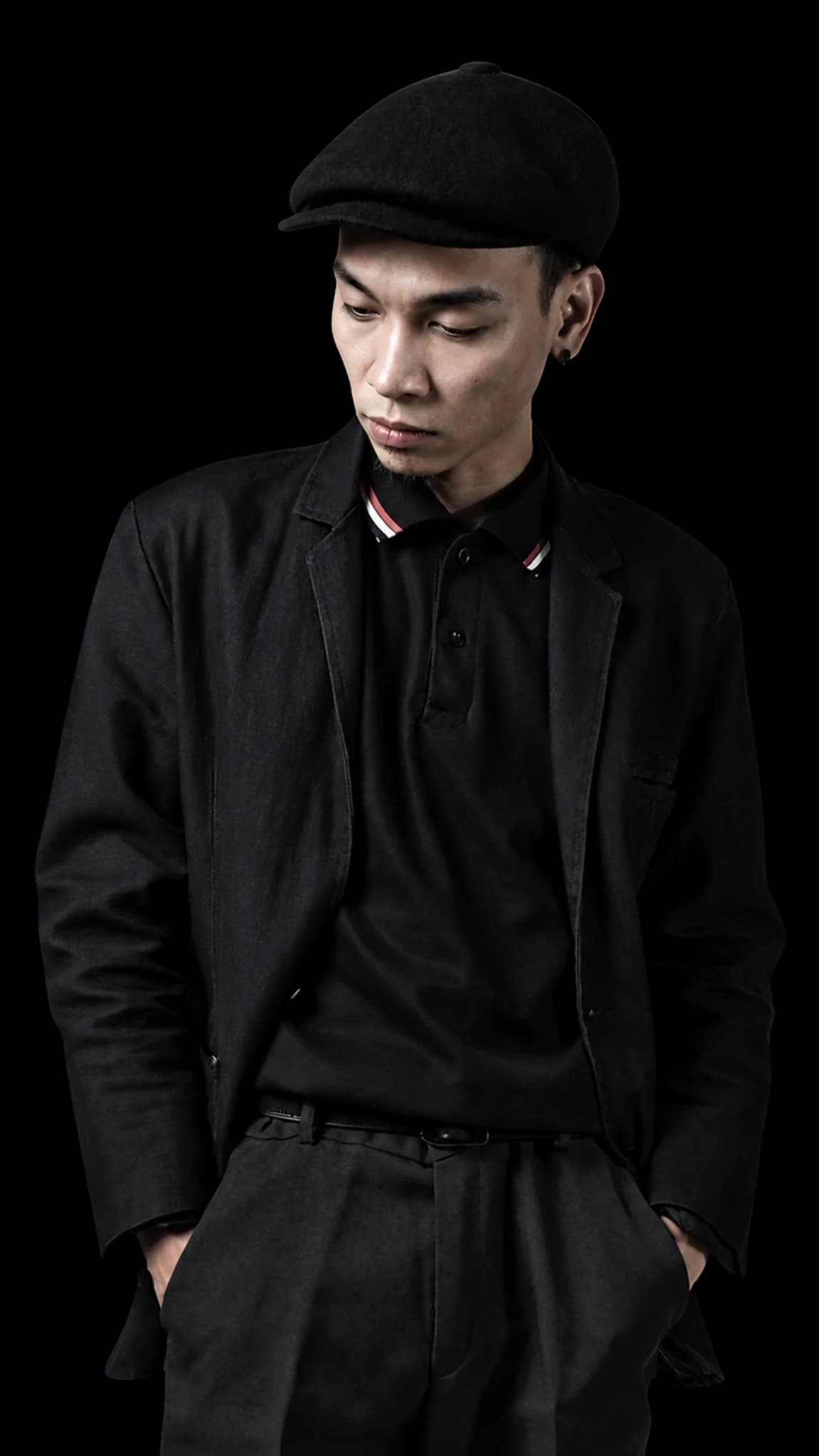 Bassist NEVA memakai topi