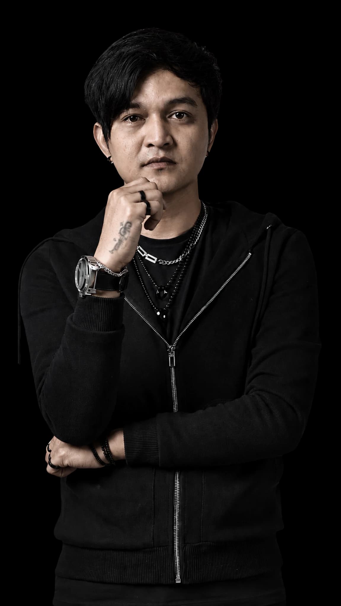 Vokalis NEVA memakai jaket hitam